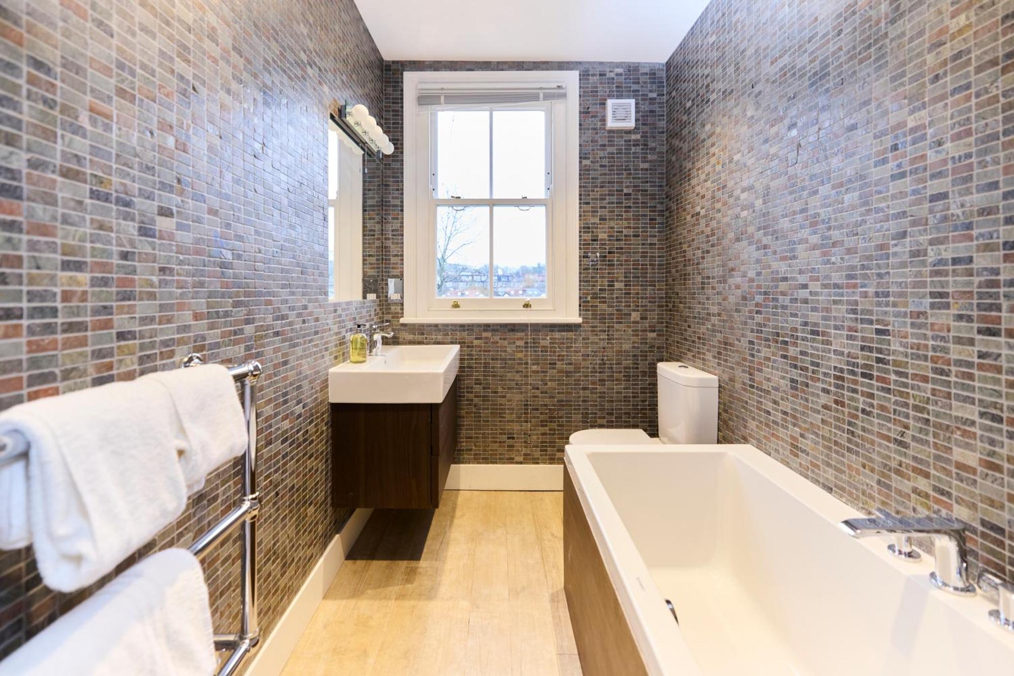 The Rosebery Retreat - Inviting 4bdr With Garden Appartement *
