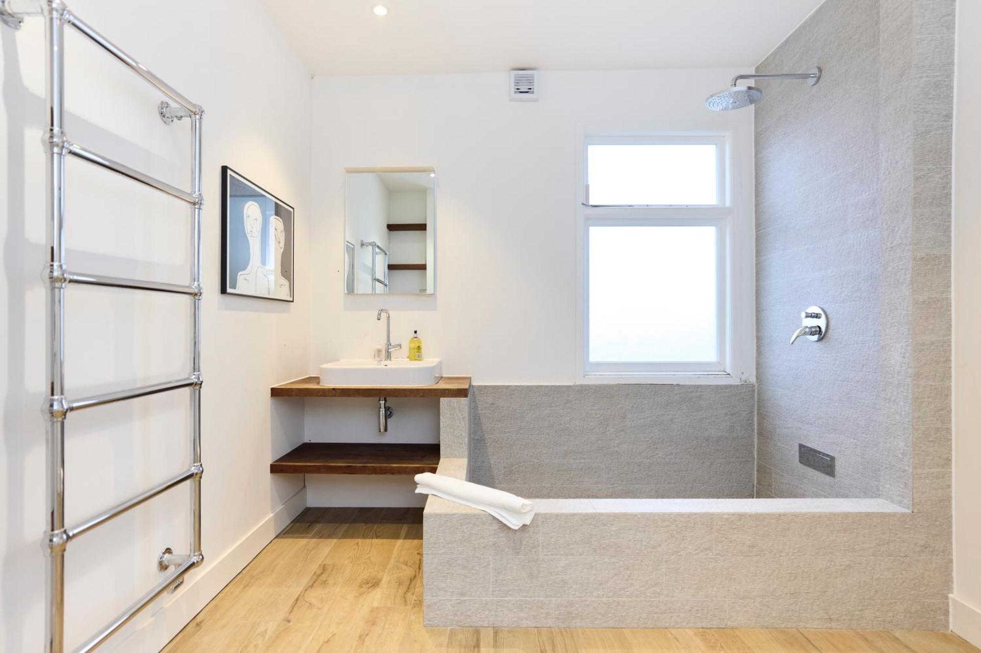 The Rosebery Retreat - Inviting 4bdr With Garden Apartamento